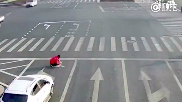 Un hombre pinta una flecha en la carretera, harto de que su carril esté atascado