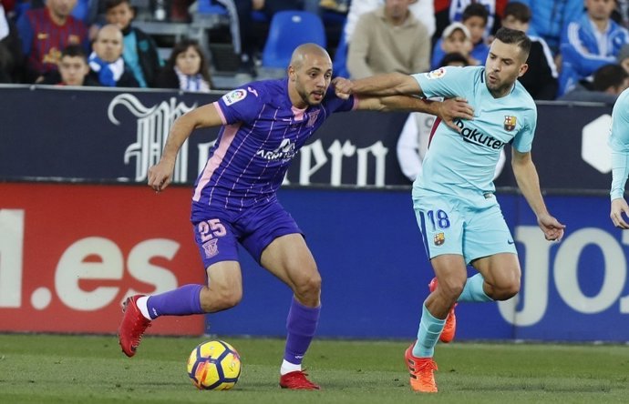 Nordin Amrabat, del Leganés, ante Jordi Alba, del FC Barcelona
