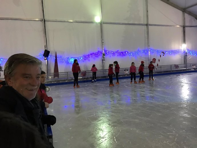 El alcalde, Pedro Santisteve, en la pista de patinaje sobre hielo