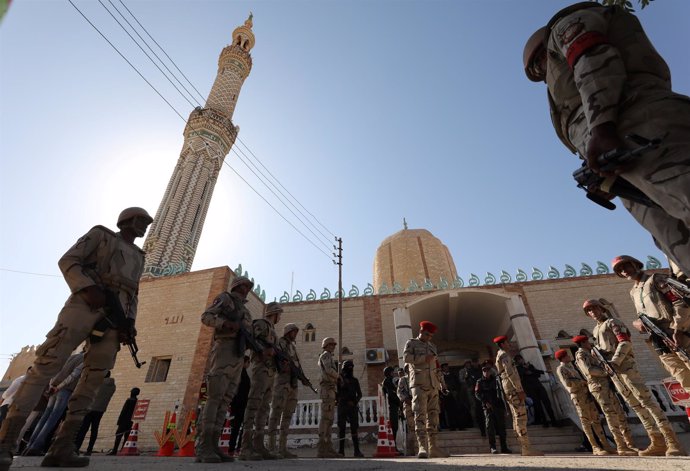 Militares junto a la mezquita de Al Raudá