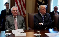Trump confirma a Tillerson en su puesto aunque discrepen en "ciertos asuntos"