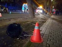 Muere un motorista tras chocar contra un árbol en Sevilla