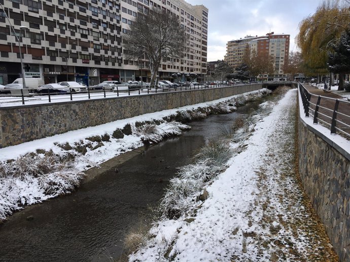 Burgos.- La capital ha amanecido nevada y con placas de hielo