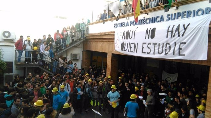 Concentración a las puertas de la Politécnica de la US