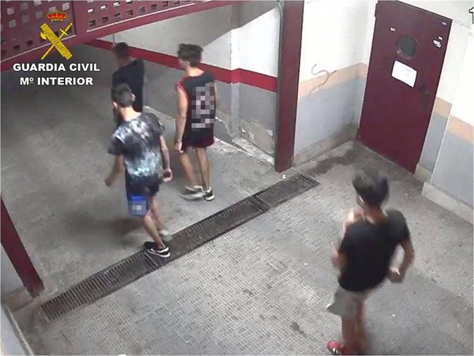 Sospechosos accediendo a uno de los garajes