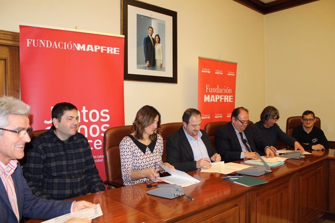 Firma del convenio en la Diputación de Teruel.