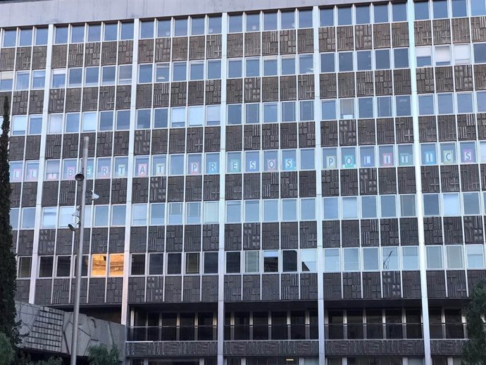Cartell 'Llibertat presos polítics' del PDeCAT a l'Ajuntament de Barcelona