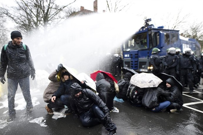 La Policía dispersa con cañones de agua una protesta contra el AfD