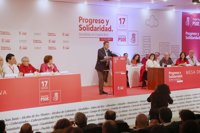 Page marca distancias entre el PSOE y el "populismo" de izquierdas y las políticas de la derecha de Cospedal