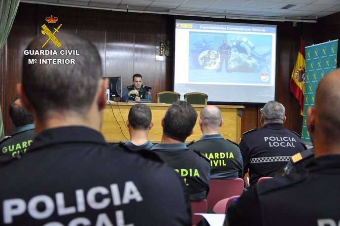 Jornada de la Guardia Civil con policías locales de Almería
