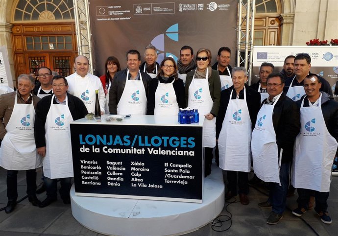 Pescadores y empresarios en la presentación de la campaña