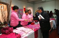 Revilla participa en el evento benéfico 'Rosa Navidad' para la investigación y prevención del cáncer 