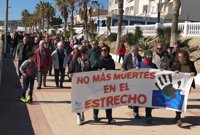 Manifestación de APDH en Barbate (Cádiz) mostrando "indignación" ante las últimas muertes en el Estrecho