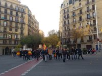 Unes 300 persones protegeixen la seu de la CUP davant una concentració "feixista"