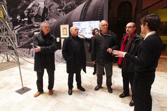 Lambán visita con Carlos Saura la exposición sobre Aragón y Cataluña.