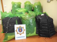 La Policía interviene un centenar de prendas falsificadas de una conocida marca de ropa