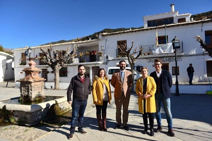 Equipo en la localidad granadina de Bubión