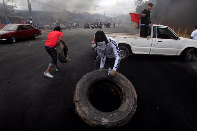 Seguidores del opositor Nasralla organizando una barricada en Tegucigalpa