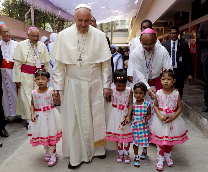 Papa Francisco visita un hogar con huérfanos en Bangladesh
