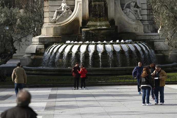 Turismo, turistas, plaza España, fuente, fuentes, paseando, pasear