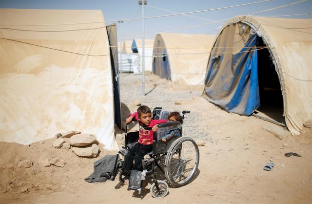 Niño discapacitado iraquí en un campo de desplazados cerca de Mosul