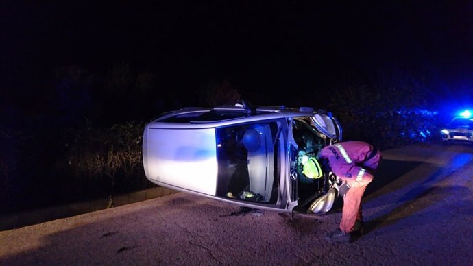 Coche volcado en la V-31