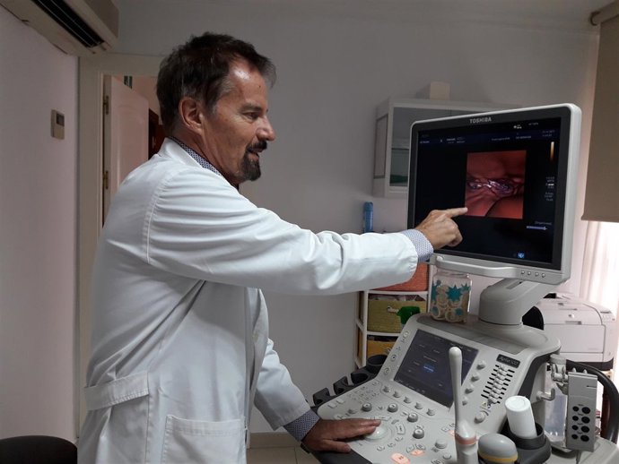 El doctor Jan Tesarik en la Clínica Margen de Granada