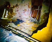 Evacúan de madrugada un piso de 16 viviendas por un incendio provocado por un brasero