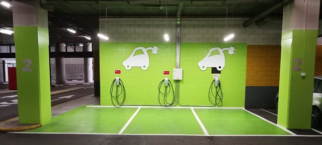 Tesla coloca cargadores de coches eléctricos en la red de centros comerciales de Lar