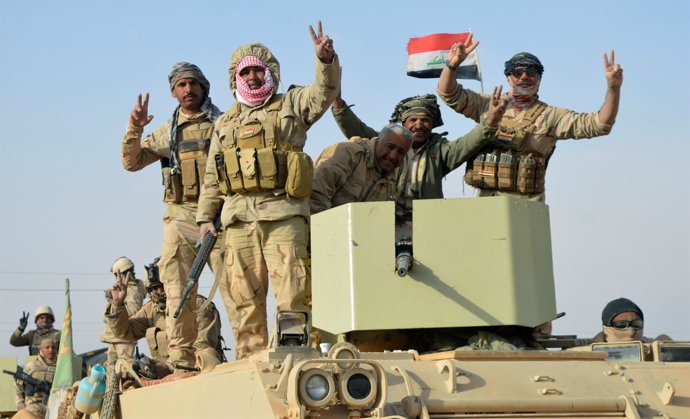 Militares iraquíes celebran victoria contra Estado Islámico 