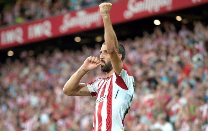 Raúl García celebra un gol del Athletic