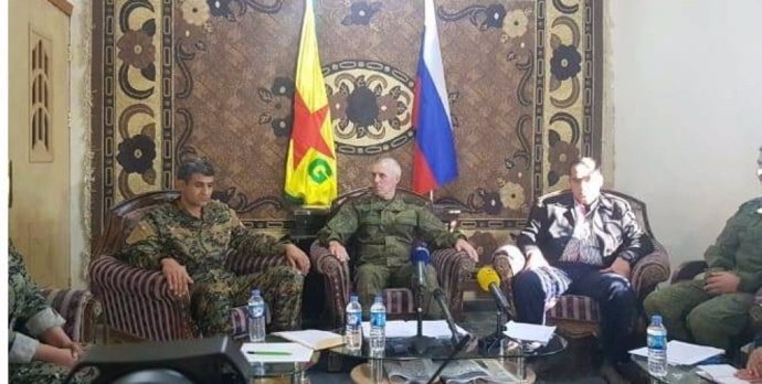 Rueda de prensa con portavoz militar ruso, de las FDS y de las YPG