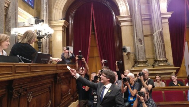 El presidente Carles Puigdemont vota en el Parlament