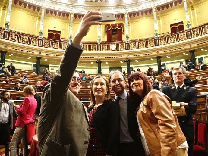 Selfie de Ana Pastor y miembros de la Mesa del Congreso