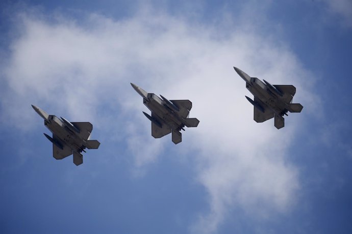 Aviones de guerra estadounidenses F-22 sobrevuelan Corea del Sur