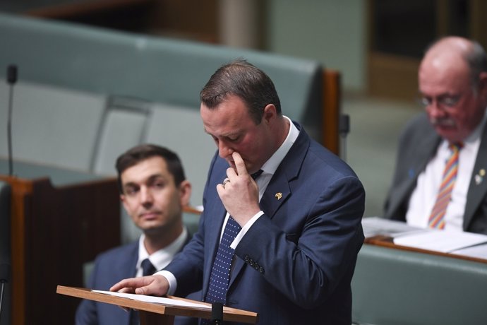 El parlamentario australiano Tim Wilson propone matrimonio a su pareja