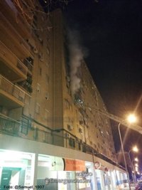 Siete afectados, uno menor, por inhalación de humo en el incendio de una vivienda en Sevilla