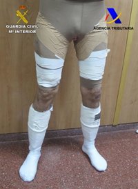 Detenido un viajero en El Prat con 2,7 kilos de cocaína adosados a las piernas