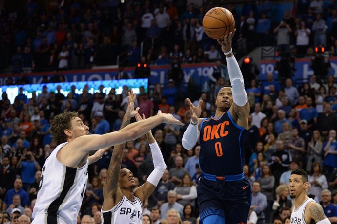 Pau Gasol y Westbrook en el San Antonio Spurs - Oklahoma City Thunder