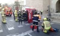 Tres heridos al atropellar un vehículo a dos peatones y volcar frente a las Torres de Serrano de València