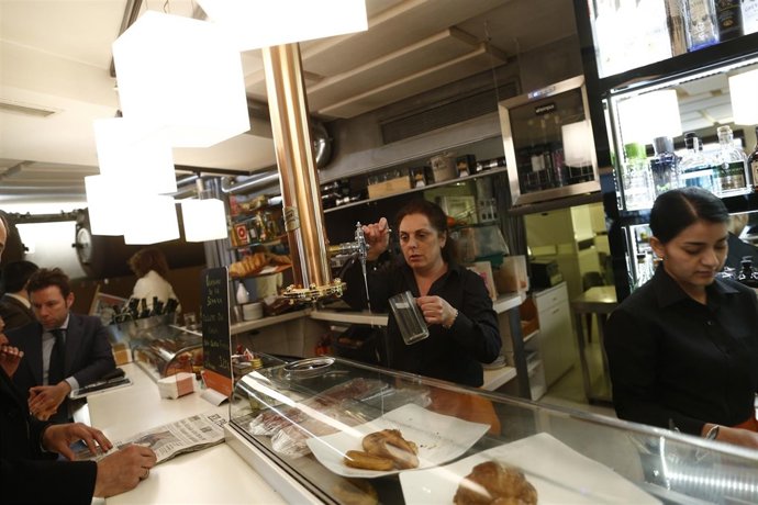 Trabajador, Trabajando, Camarero, Bar, Autónomo, Consumo, Alcohol