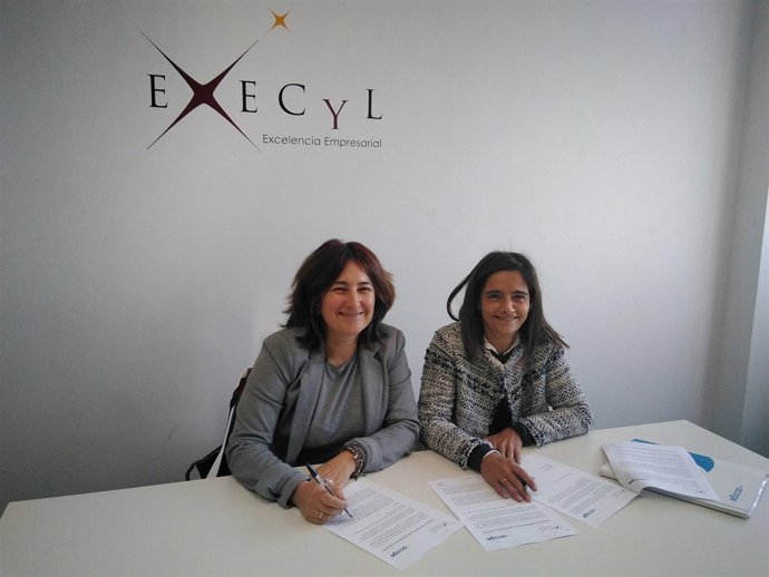 Firma del convenio entre Execyl y Red Acoge. 