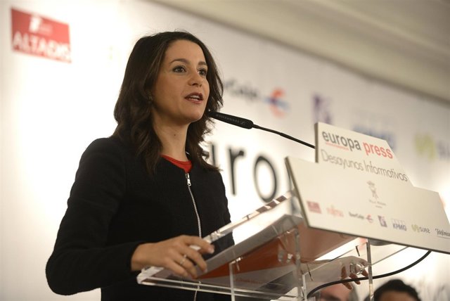 Selección De Fotos Del Desayuno Informativo Con Inés Arrimadas, Candidata A La P