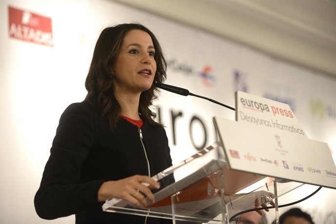 Selecció De Fotos De l'Esmorzar Informatiu Amb  Inés Arrimadas, Candidata A La 