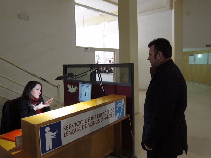 Sonia Diarte, en su puesto de intérprete de lengua de signos en el Ayuntamiento