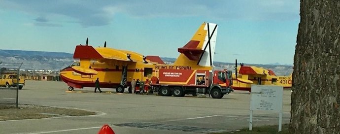 FOCA del Ministerio carga agua en la Base Aérea de Zaragoza.