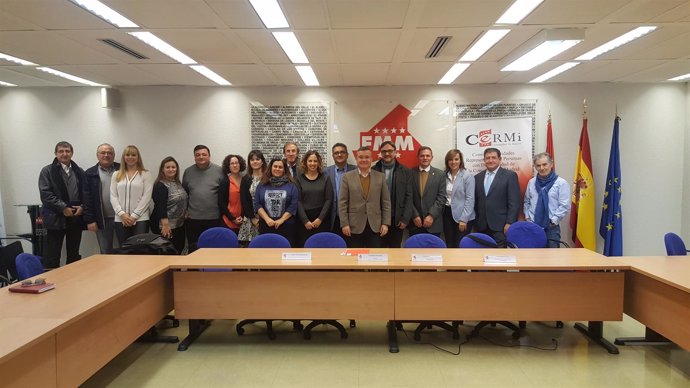 Miembros de CERMI y FMM durante la presentación del catálogo de pictogramas