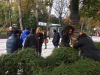 Red de colores para conmemorar el Día Internacional de las Personas con Discapacidad