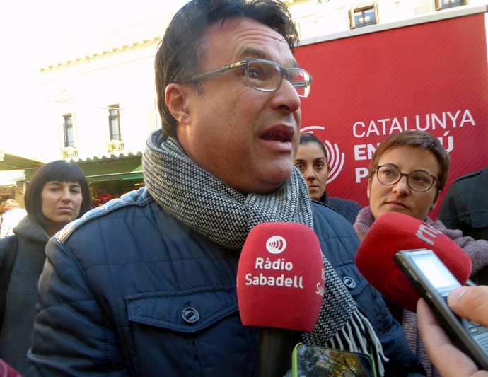 El líder de EUiA, Joan Josep Nuet, atendiendo a los medios en Sabadell