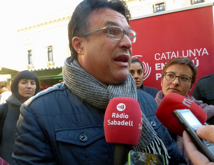 El líder d'EUiA, Joan Josep Nuet, atenent als mitjans a Sabadell